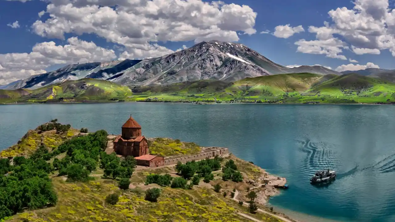 راهنمای سفر زمینی به وان 